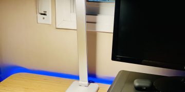 Flexo de escritorio LED con diseño flexible y brillo ajustable que reduce la fatiga visual